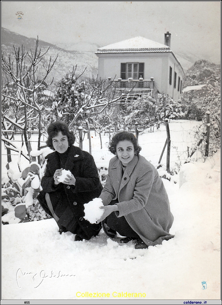 Pinuccia De Pasquale e Annunziatina Ambrosio nevicata del 1958.jpeg