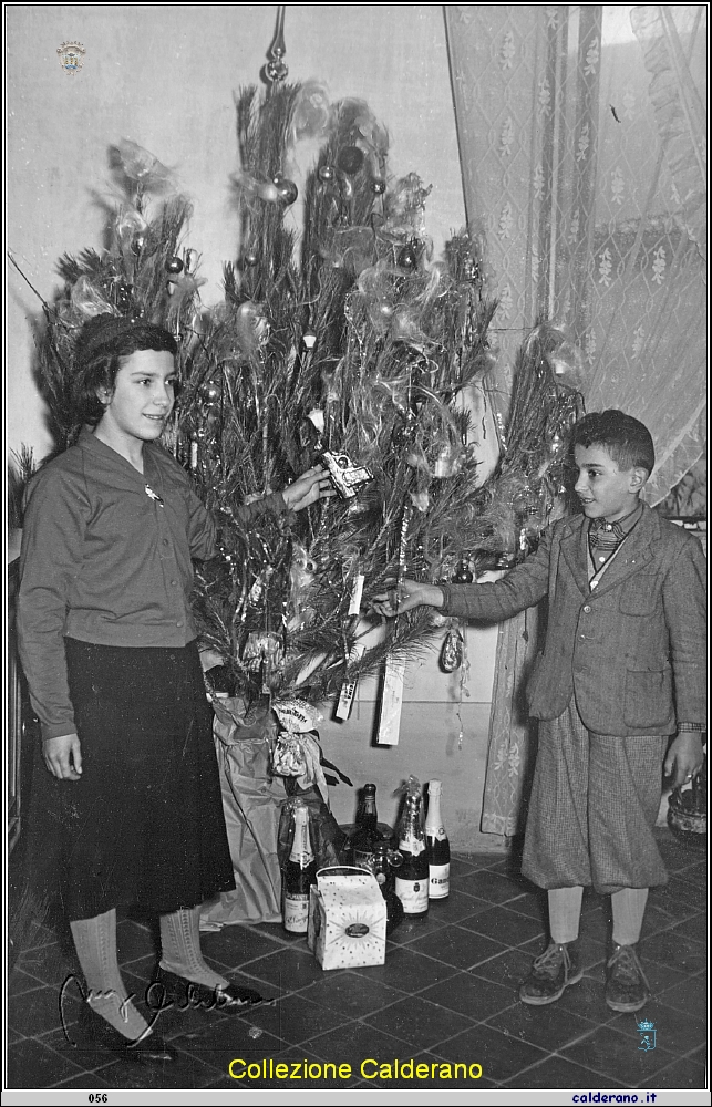 Con Maria Emilia e l'albero di Natale fine anni '50.jpg