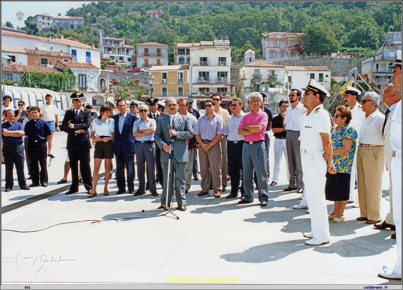 Discorso del Sindaco Antonio Brando per l'arrivo della Nave Impavido (a sn il Generale Franco Spinelli in abito blu).jpg