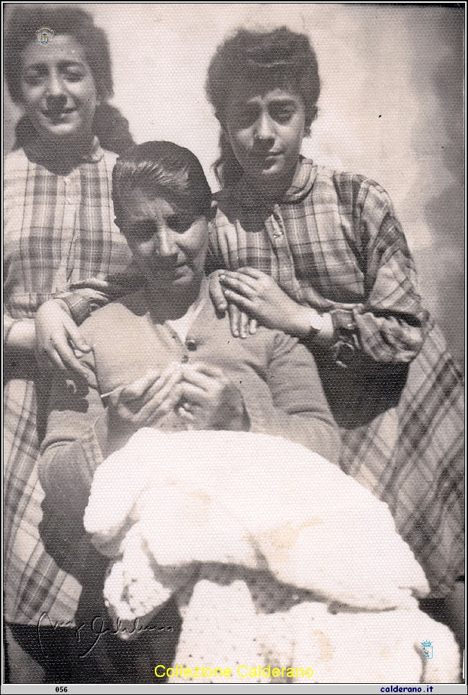 Le Gemelle Maria Pia e Marirosa Calderano e Tetella Liberatore 20-5-1956.jpg