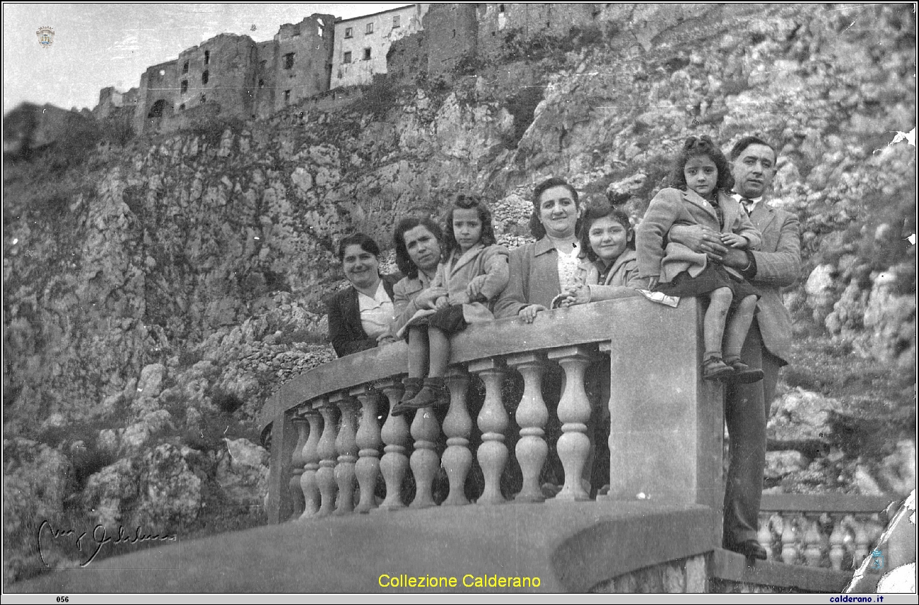 Nannina, Giuseppina, Mariemilia, Fiorinella, Adriana, Rosellina e Antonio 30-11-1949.jpg