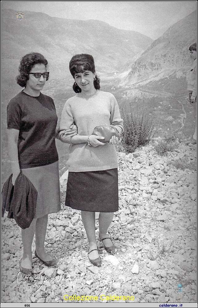 Nuziatina Ambrosio e Pinuccia De Pasquale al Castello 1959.jpg