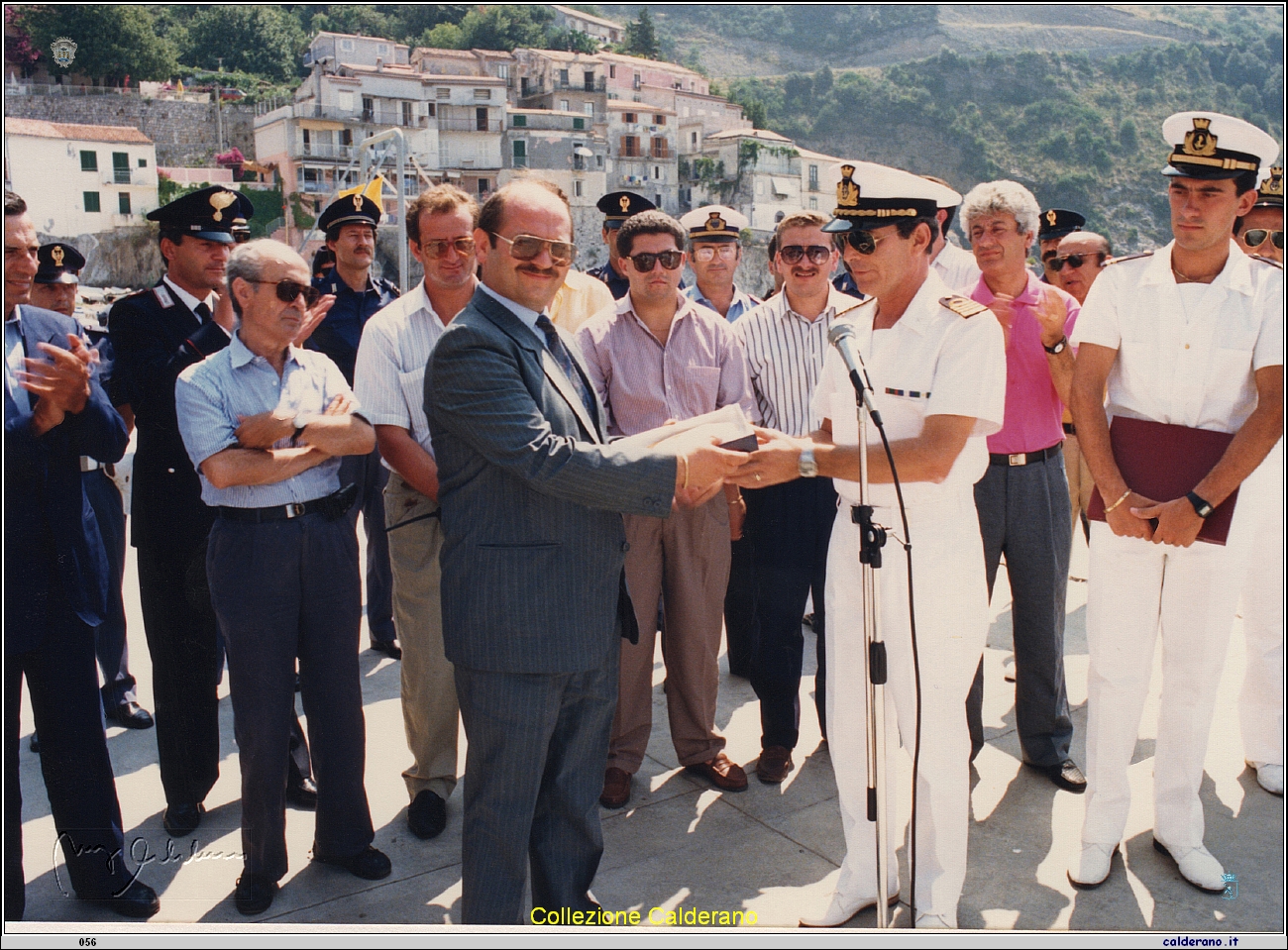 Omaggio del Sindaco Antonio Brando al Comandante della Nave Impavido 4.jpg