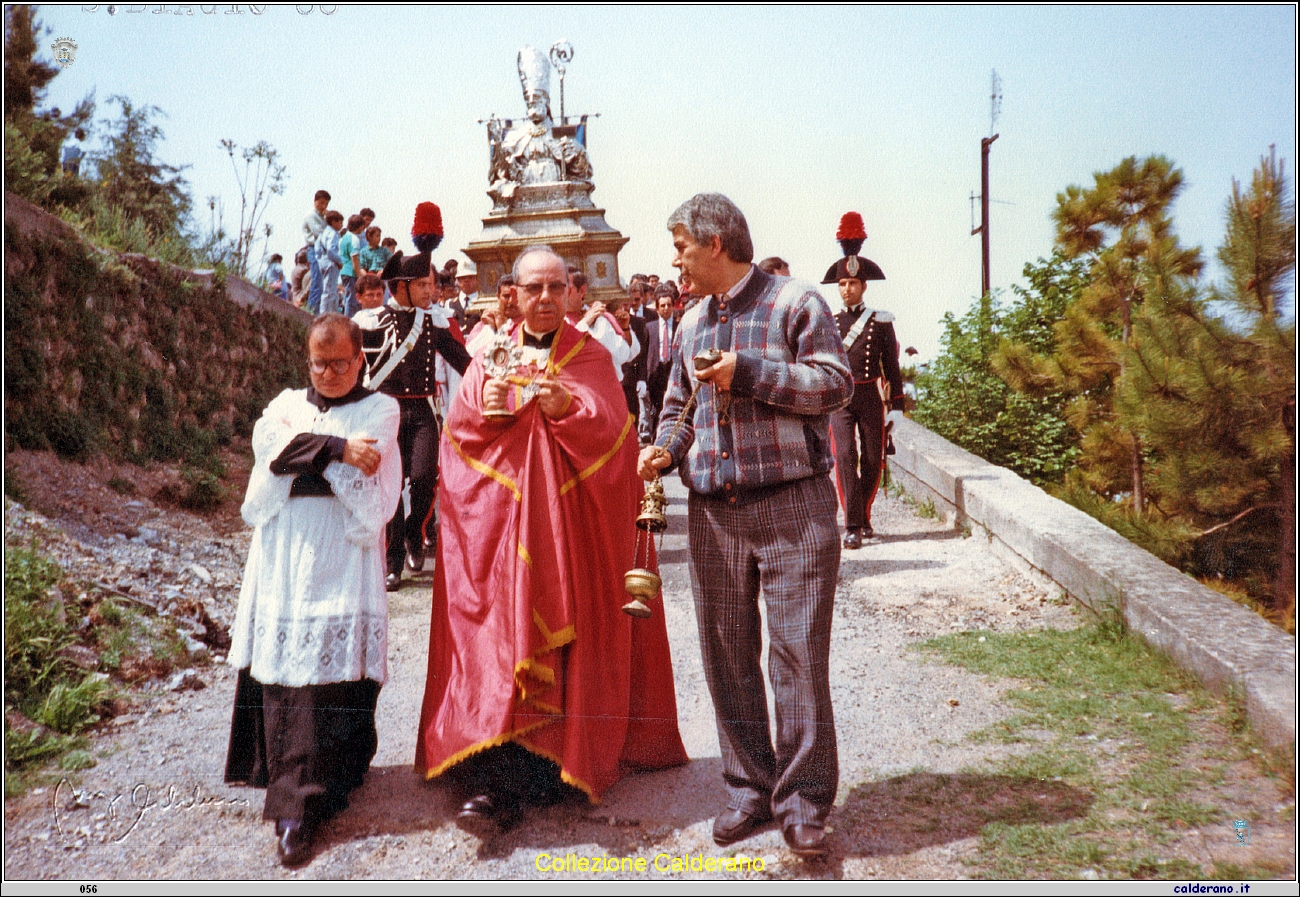 Processione di San Biagio -scende dal Castello- con Don Vincenzo Iacovino e Padre Trombetta e turifero Pietro Limongi - maggio 1988.jpg