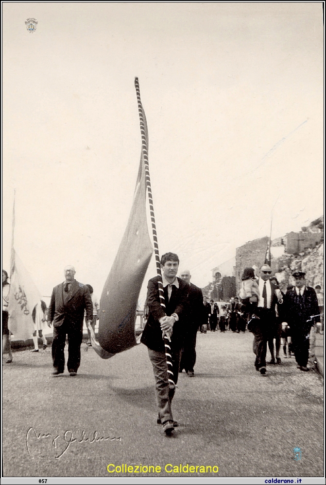 Francesco Schettino, Francesco Brando Caporale e Biagio Avigliano Sciascino con il Palio alla festa di San Biagio.jpg