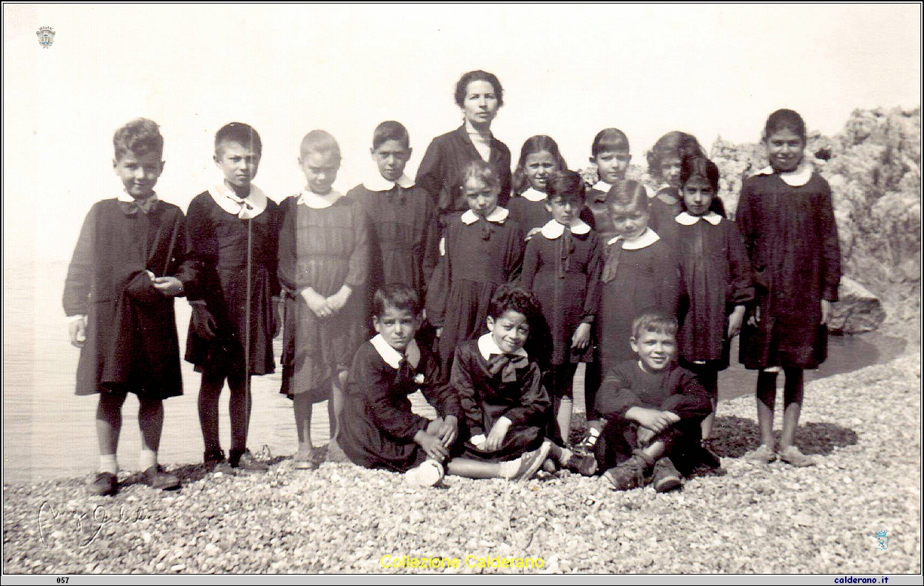 Scolaresca a Marina di Agnese Ferraro D'Alascio 22-5-1957.jpg