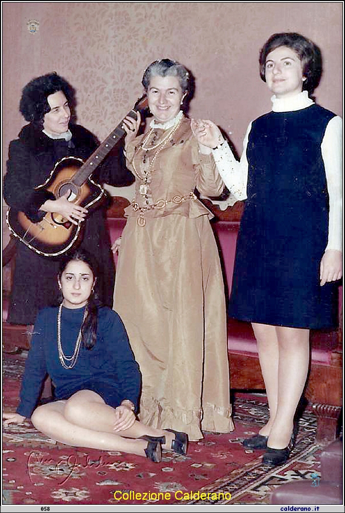 Carnevale 1970 Anna D'Alascio e Letizia e Titina Labanchi e Rosellina De Nicola .jpg