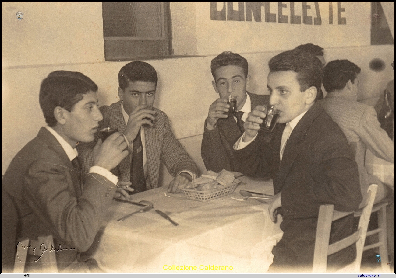 Francesco Schettino al ristorante dicembre 1959.jpg