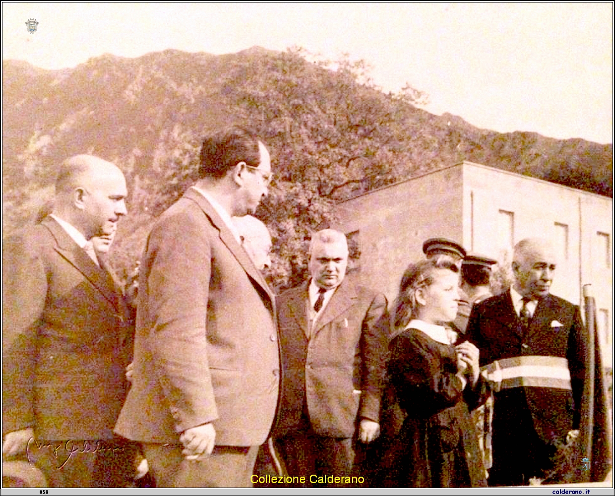 Marisa Glosa recita una poesia alla commemorazione del IV novembre.jpg