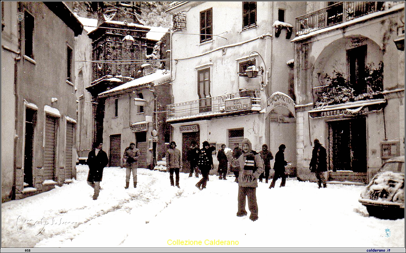 Piazza Buraglia con la neve 1982.jpg