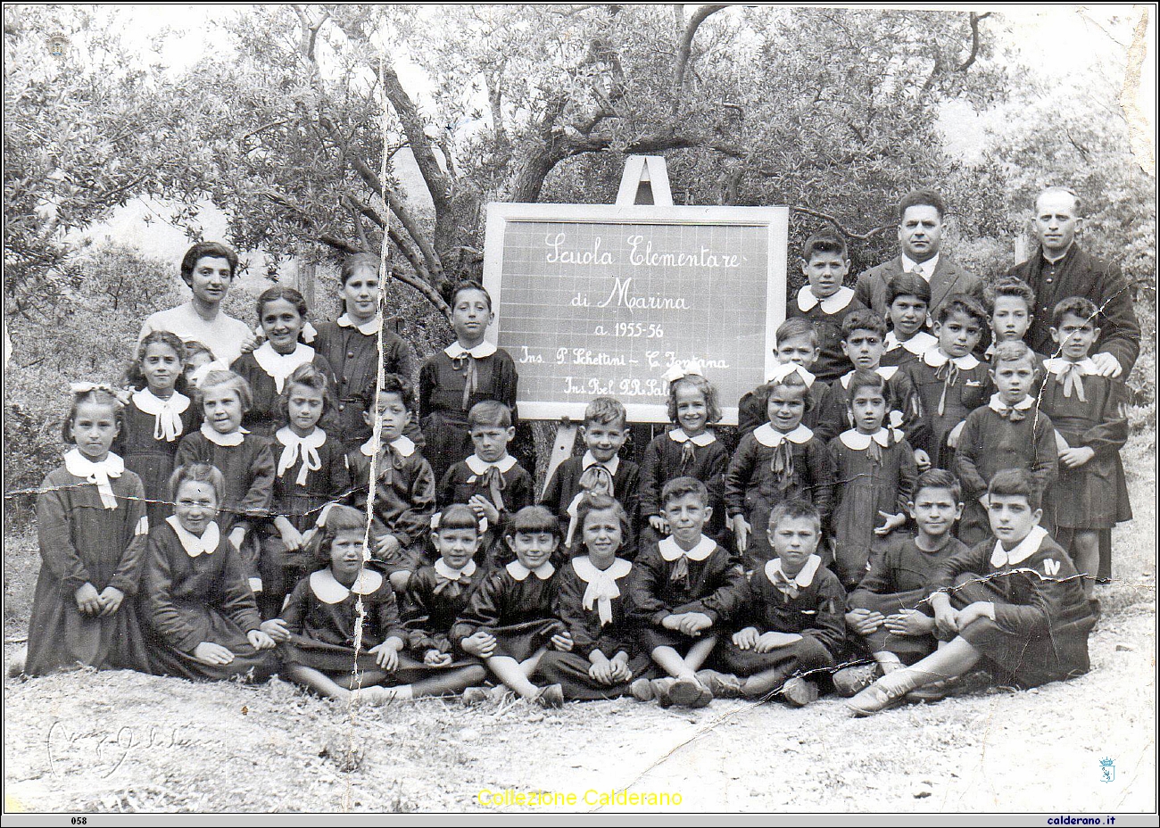 Scuola Elementare con gli insegnanti Caterina Fontana e Pasquale Schettini e l'nsegnante di Religione Padre Salerno Marina 1955-56.jpg