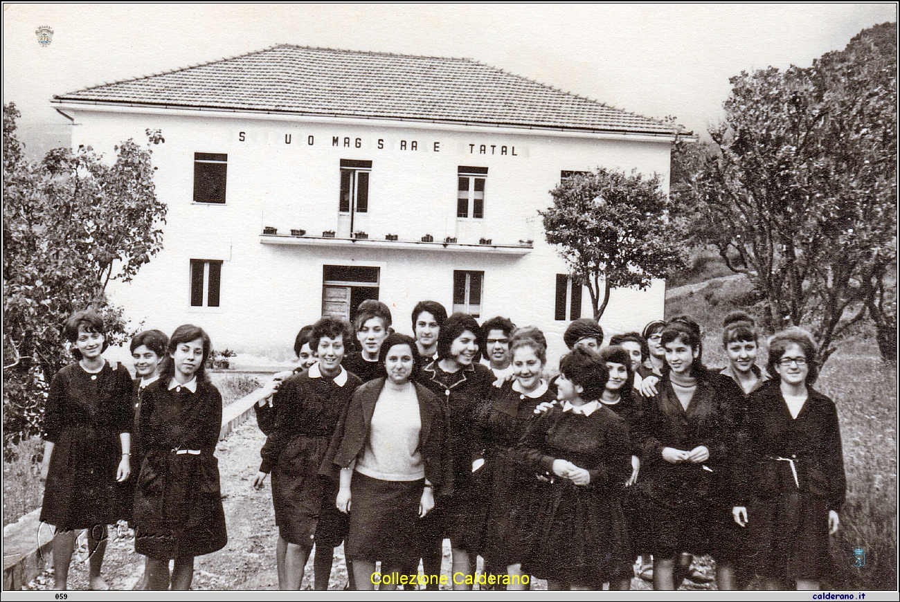 Alunne della Scuola Magistrale Statale con Maria Antonietta Mordente.jpeg