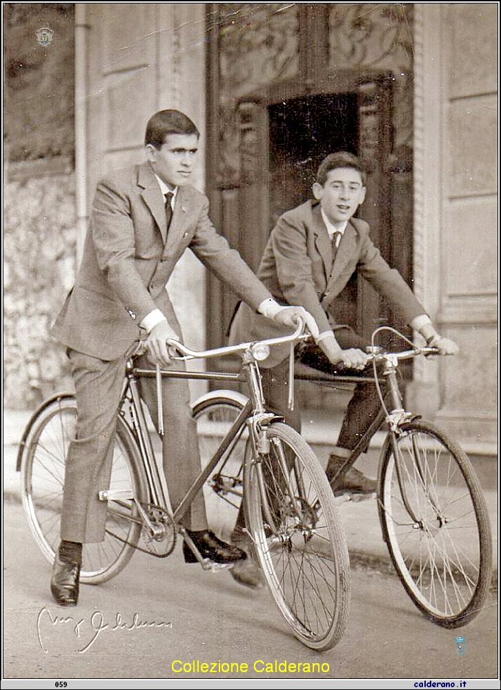 Francesco Maimone e Michele Martino con cravatta in bicicletta 1959.jpg