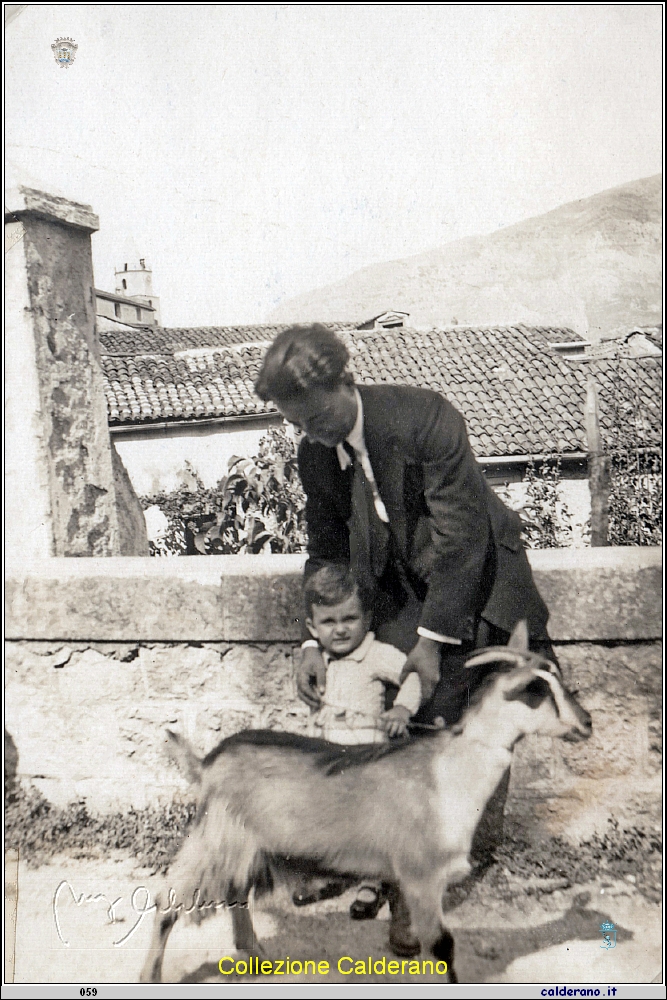 Raffaele Mordente con la capretta in Via Mandarini.jpeg