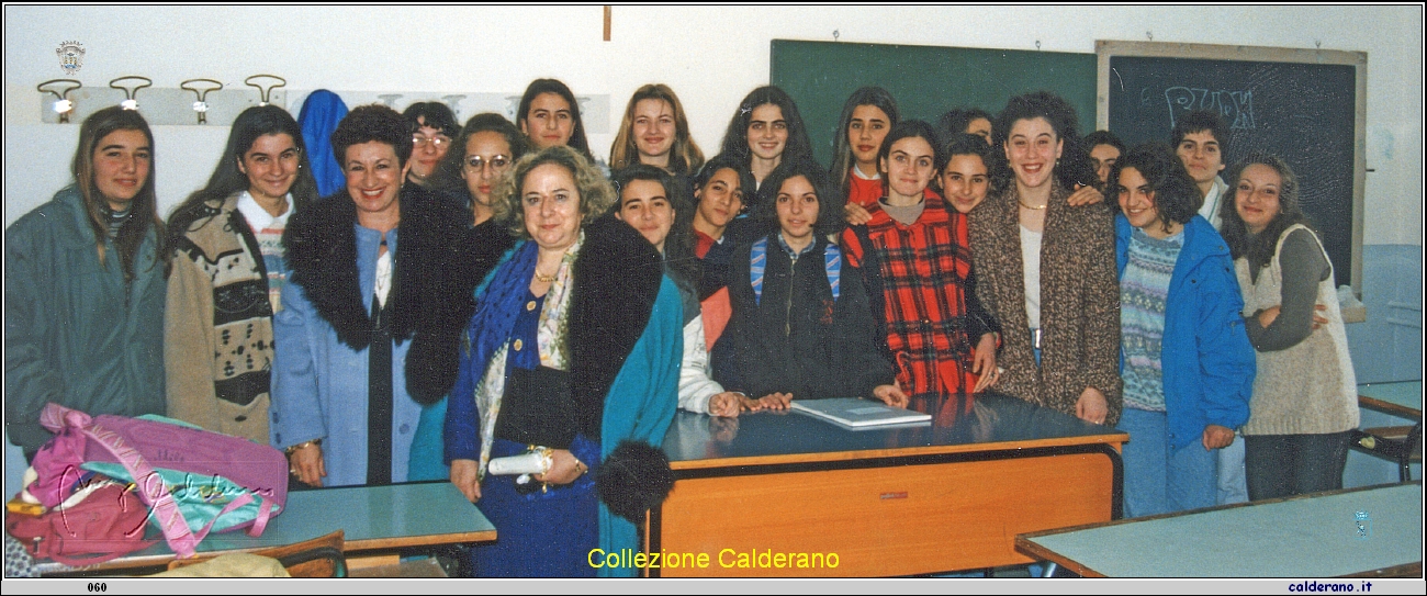 Carmelina Mazzeo e Mariantonietta Mordente con le alunne del magistrale.jpeg