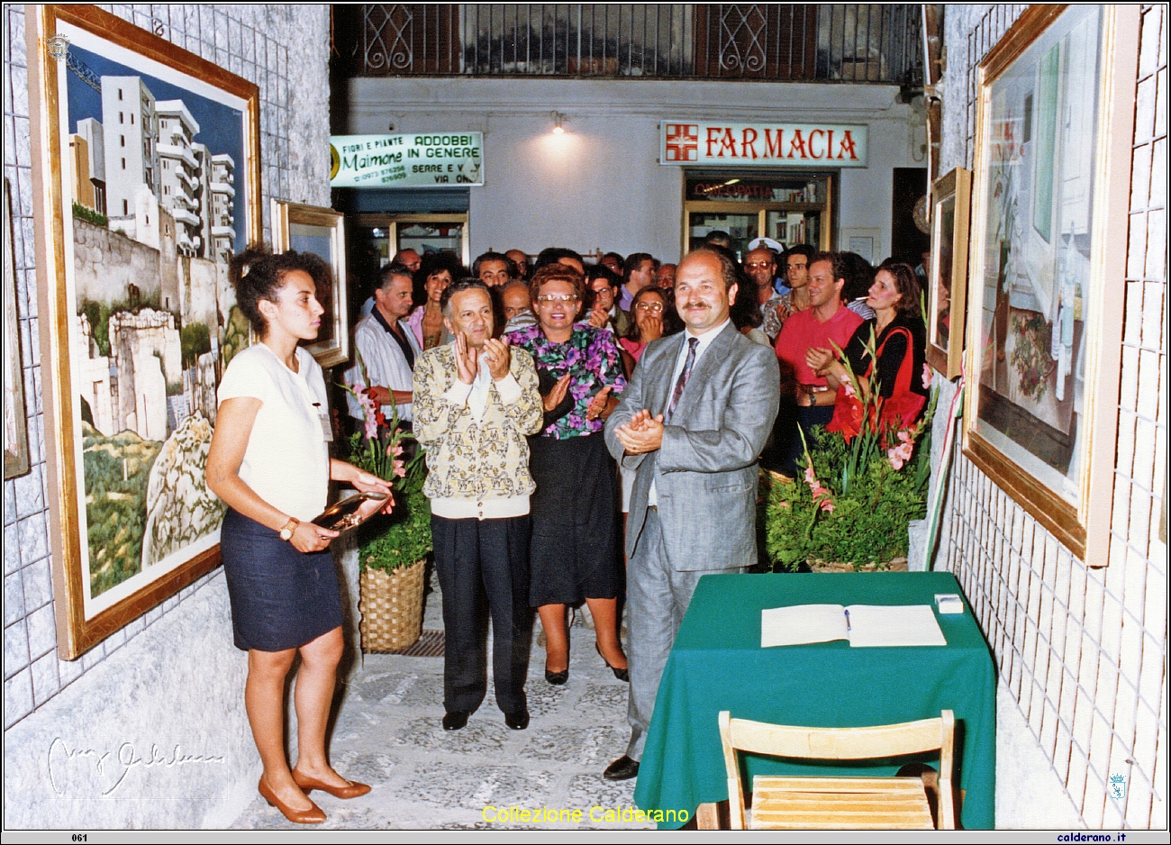 Il Sindaco Antonio Brando inaugura la mostra ll filo d'Arianna 1990 8.jpeg