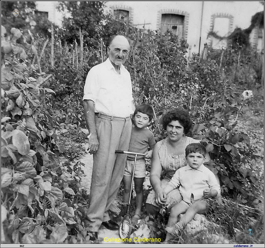 Andrea Maimone con i famigliari nel giardino.jpg