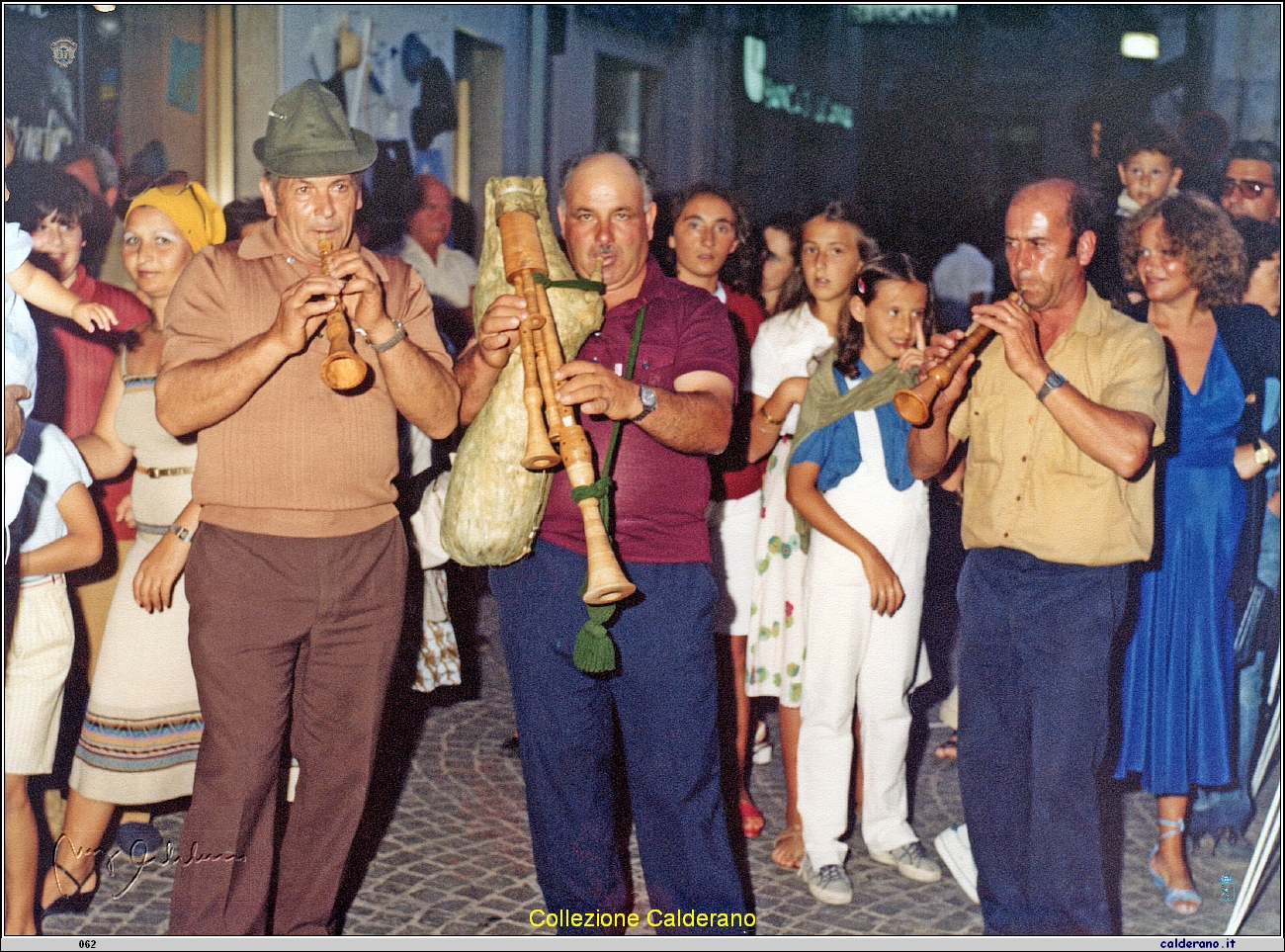 Atmosfera natalizia con zampogna e ciaramelle in Piazza in agosto 1981.jpeg