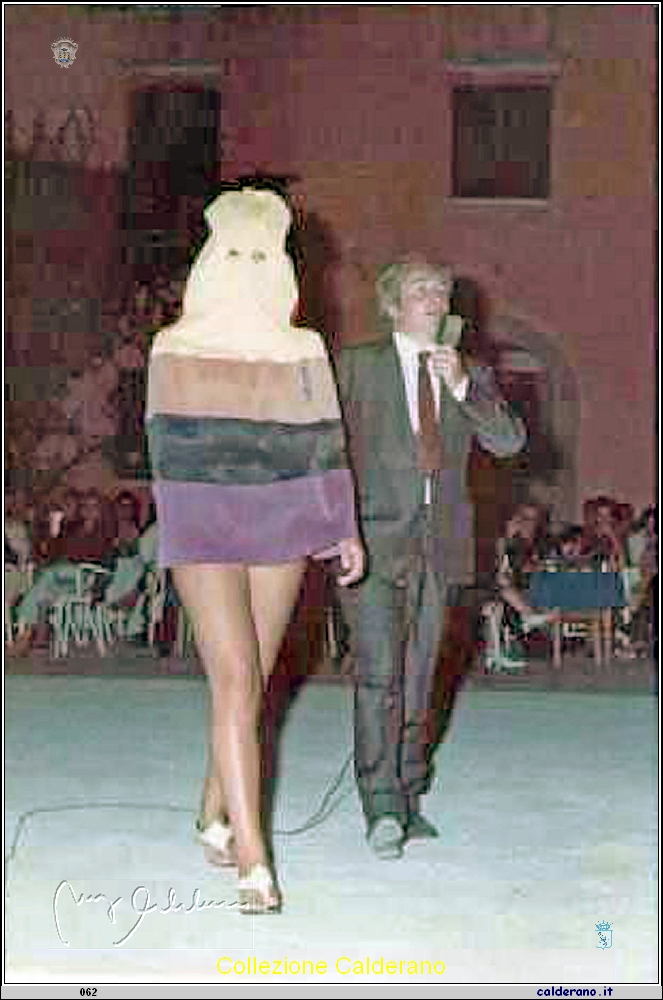 Concorso Le piu' Belle Gambe del Golfo di Policastro con Carlo Croccolo - 2 agosto 1969.jpg