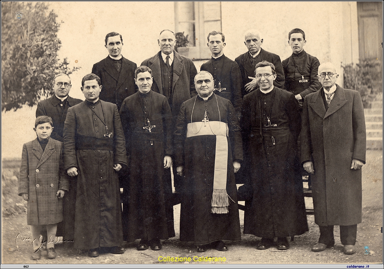 Sacerdoti con il Vescovo Federico Pezzullo, Don Domenico Dammiano, l'Arciprete Gaetano Santoro e Don Biasino D'Attoli 1943.jpeg