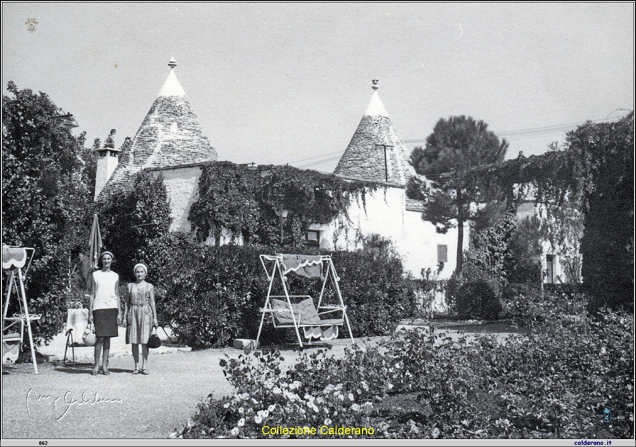 Vittorina e Teresa ad Alberobello.jpg