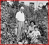 Andrea Maimone con i famigliari nel giardino.jpg