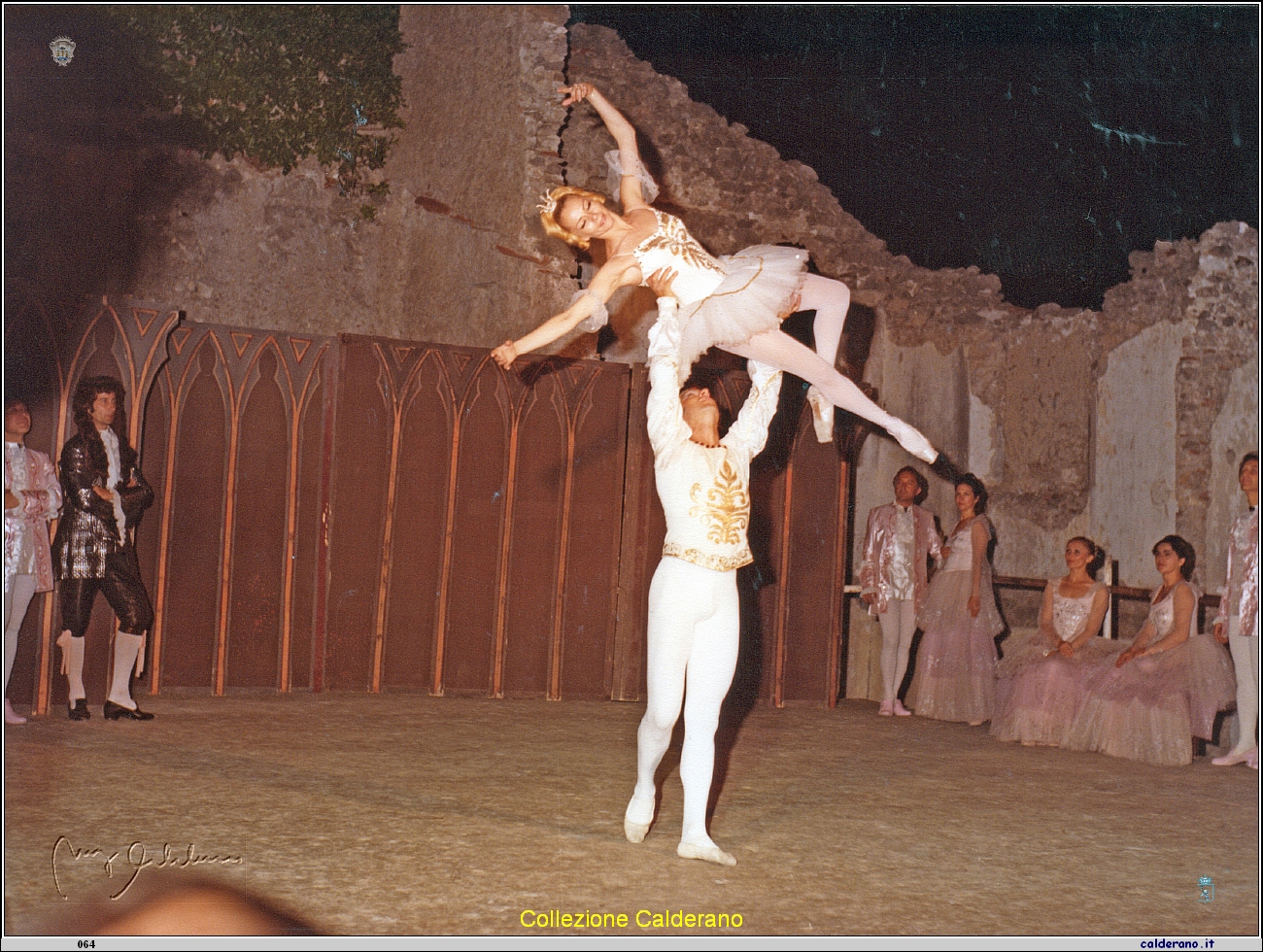 Balletto -La morte del Cigno- tra i ruderi del Castello luglio 1981 1.jpeg