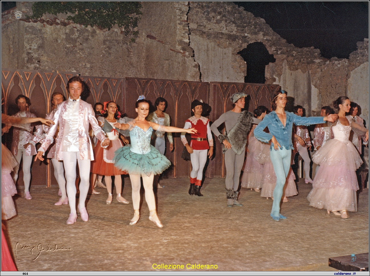 Balletto -La morte del Cigno- tra i ruderi del Castello luglio 1981.jpeg