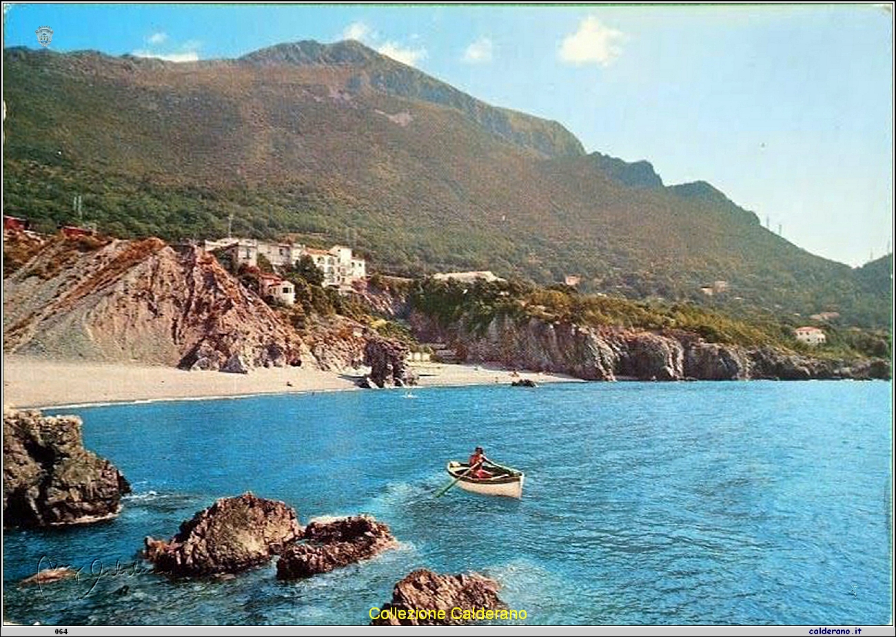 Cartolina - Scogliera e spiaggia - Hotel Marisdea 1970 -.jpg