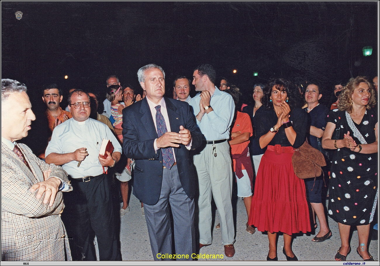 Manifestazione al Porto con Don Vincenzo Iacovino e Giuseppe Della Morte Sindaco 1993 3.jpeg