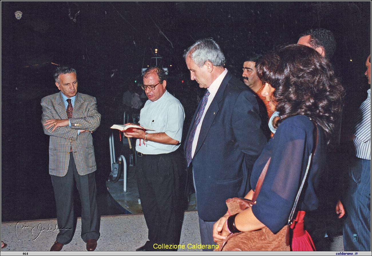 Manifestazione al Porto con Don Vincenzo Iacovino e Giuseppe Della Morte Sindaco 1993 4.jpeg