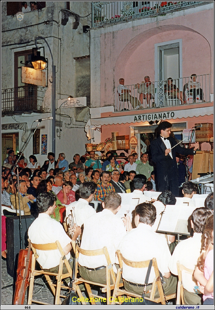 Rocco Eletto dirige la Banda di Montescaglioso - Concerto in Piazza Buraglia agosto 1993 1.jpeg