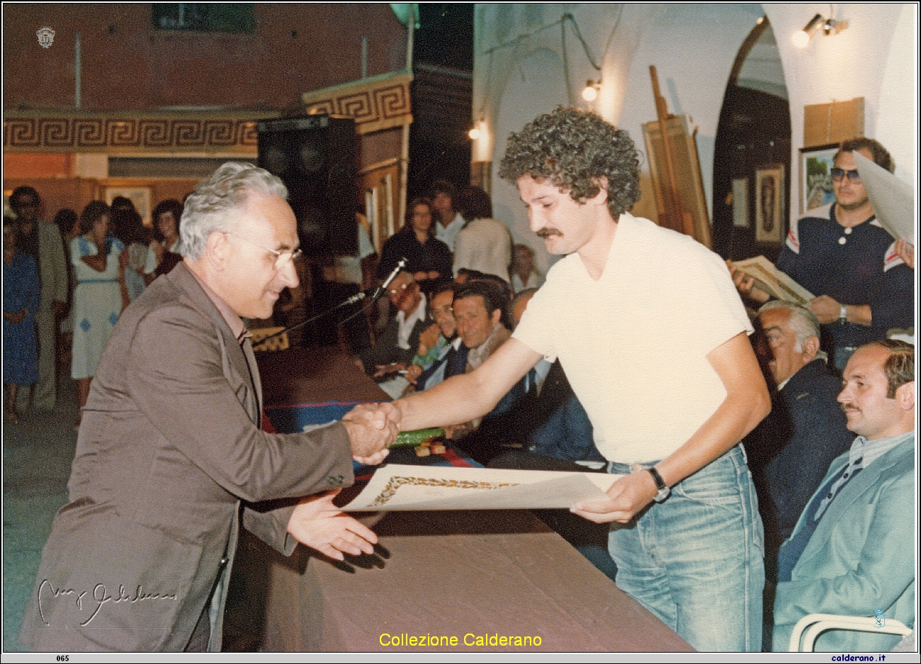 Antonio Limongi premiato da Paolo Schettino 1979 4.jpeg