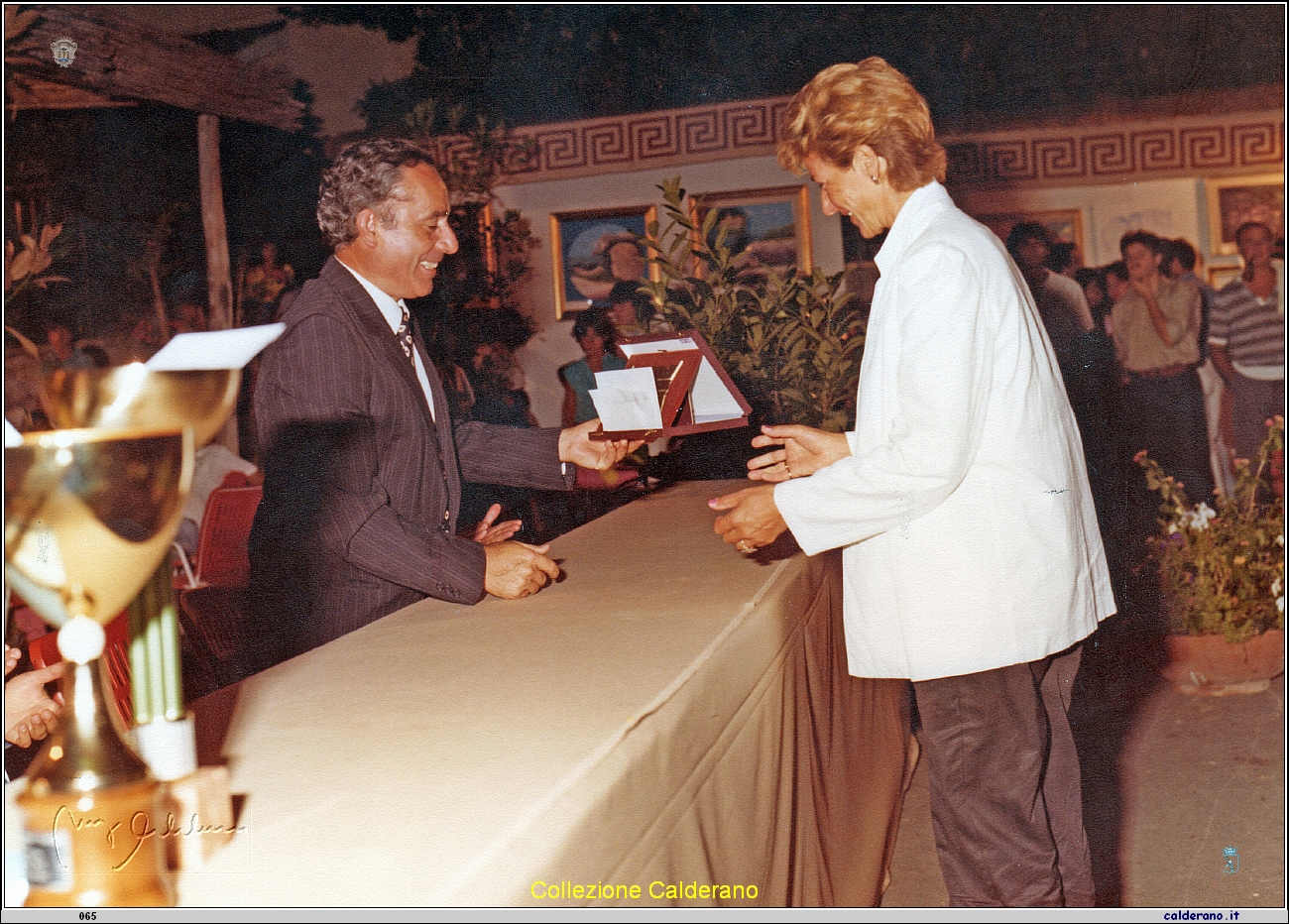 Enrico De Filippo premia alla mostra di pittura - Estate 1984 4.jpeg