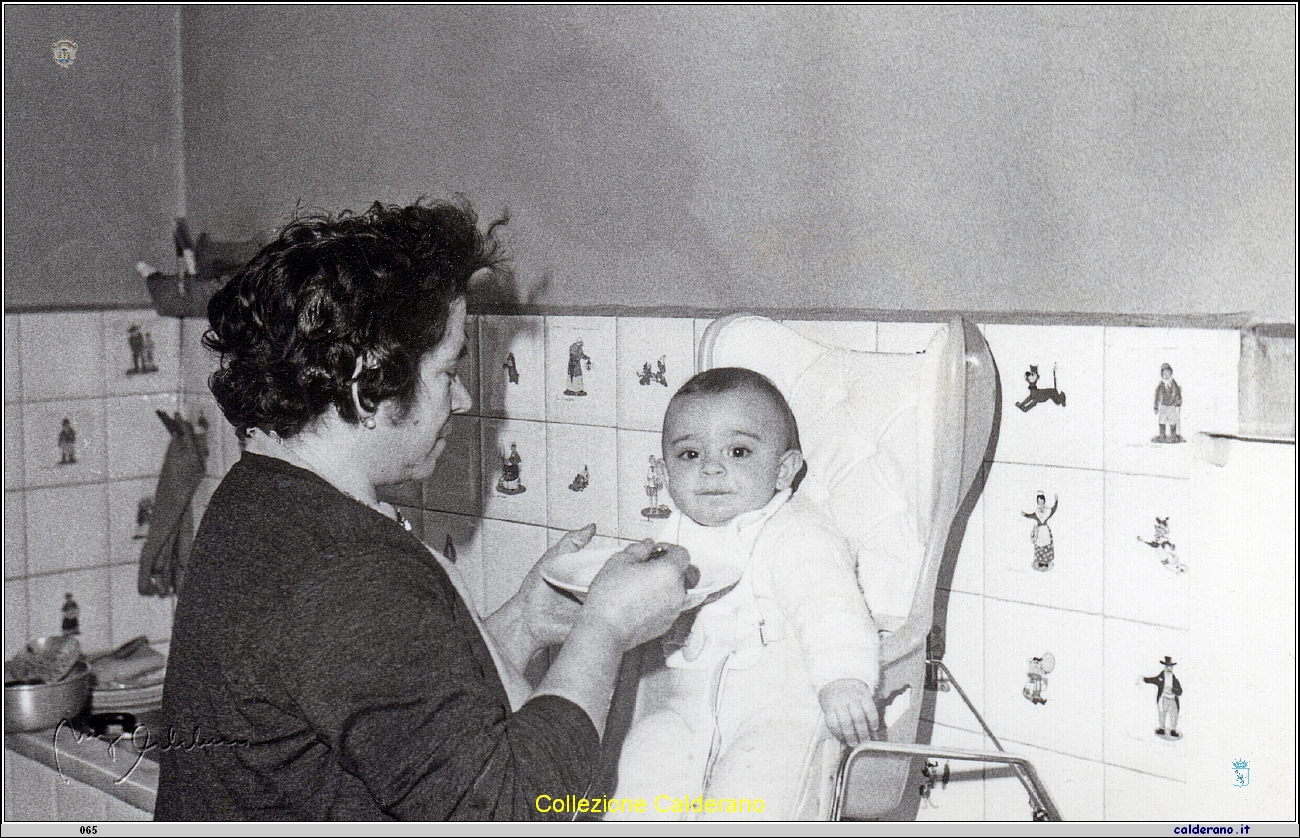 Mamma con Gianluca 1970.jpg