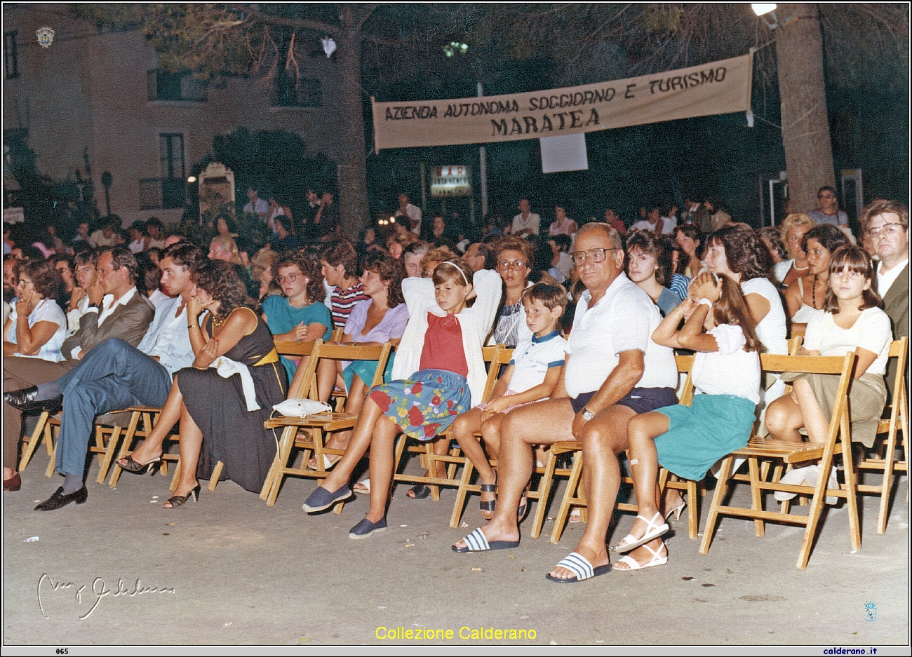 Spettatori a Piazza del Gesu' - Estate 1984.jpeg