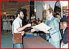 Raffaele Iannone premiato da Antonio Brando 1979 3.jpeg