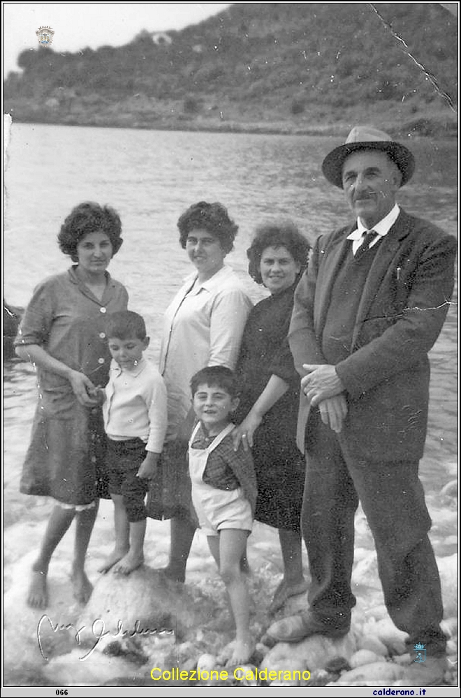 Andrea Maimone con la famiglia al mare.jpg