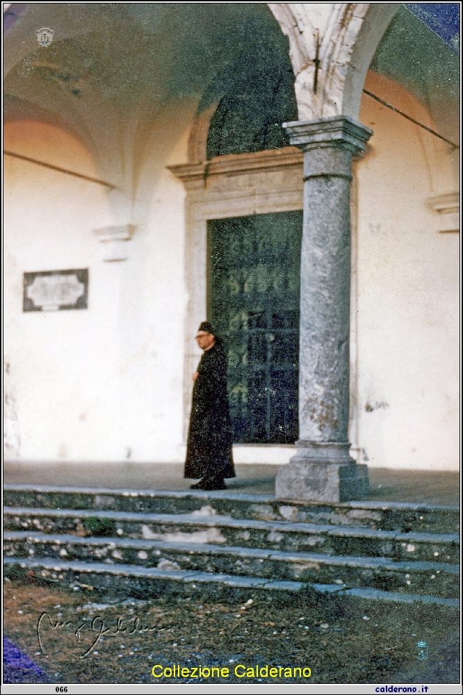 Don Domenico Dammiano sotto il portico.jpeg