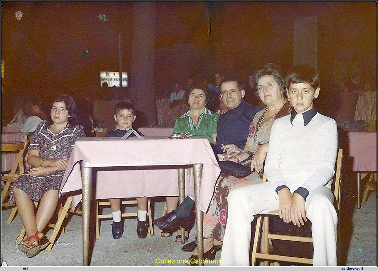 Famiglia Crispo a Piazza del Gesu' 7 agosto 1975.jpg