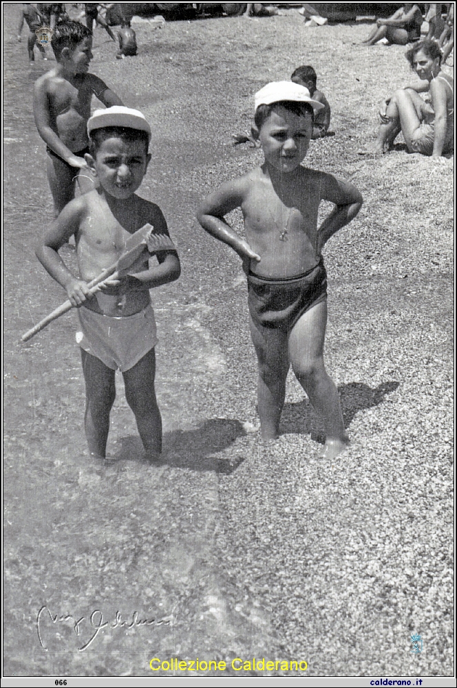 Gianni e Pippo Schettino sulla spiaggia al Porto.jpeg