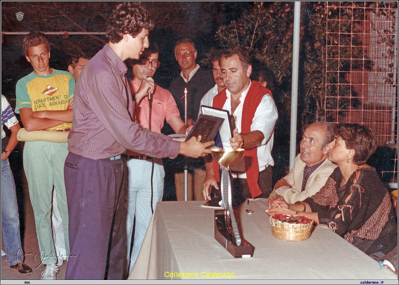 Giovanni Esposito premia al torneo di tennis 1984 7 .jpeg