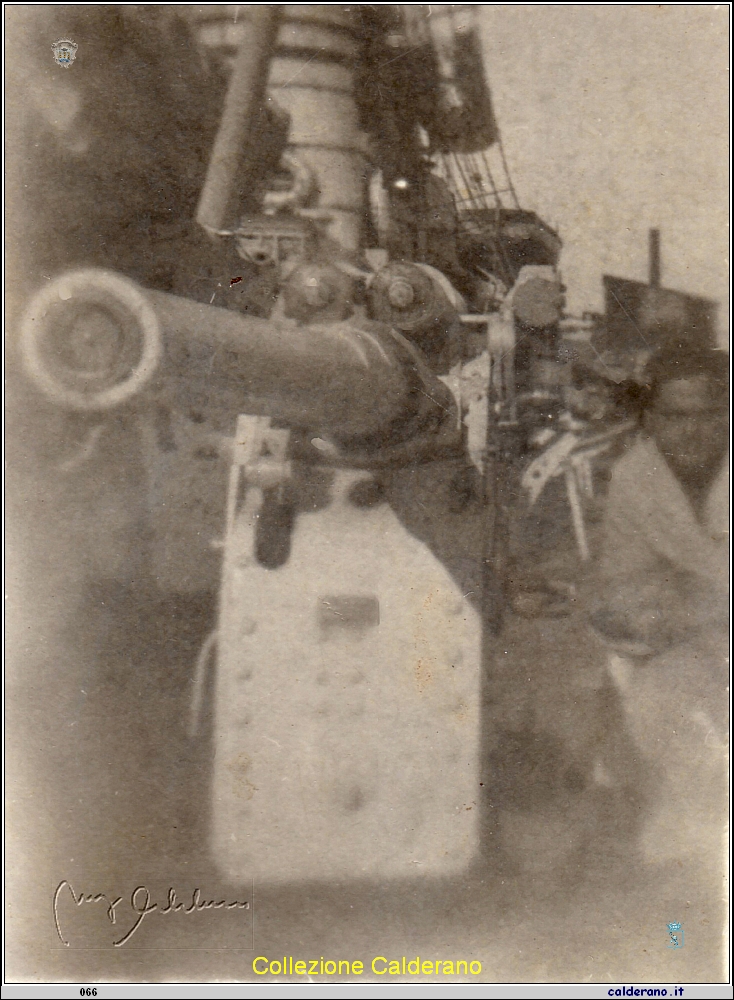 Giuseppe Calderano con il cannone da 305 sulla corazzata Andrea Doria 1939.jpg