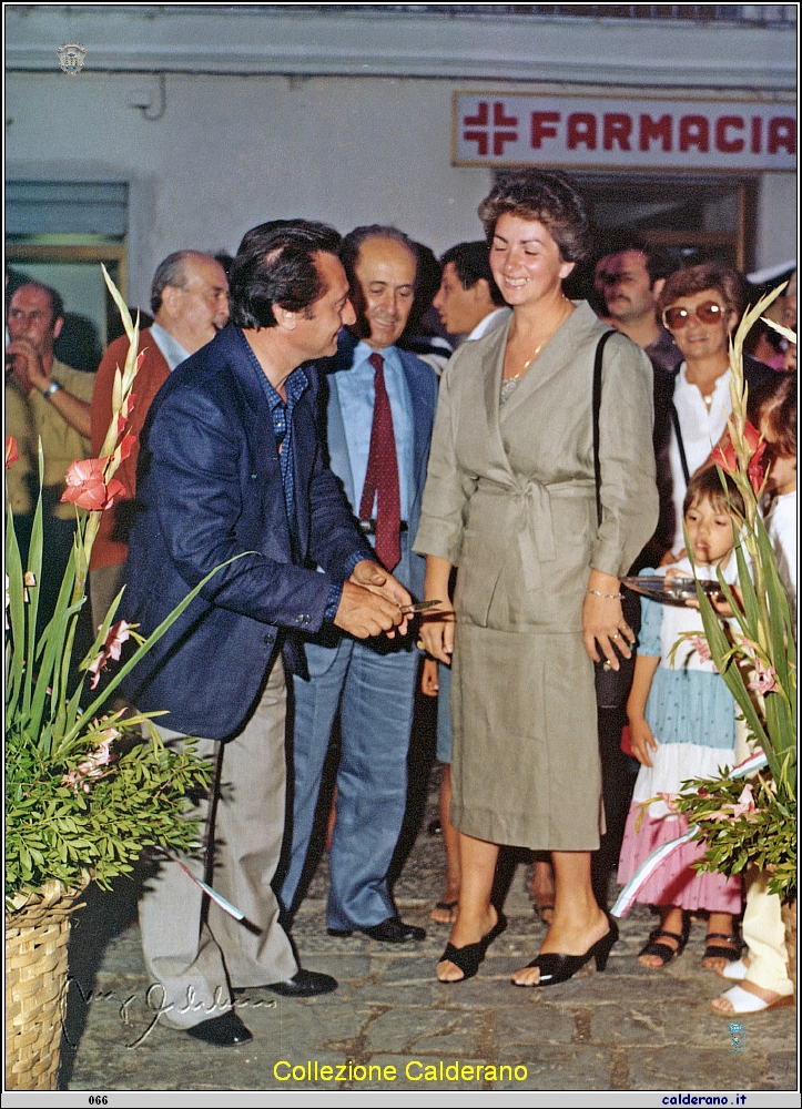 Mostra nei vicoli agosto 1981 con Maria Gambardella Sisinni.jpeg