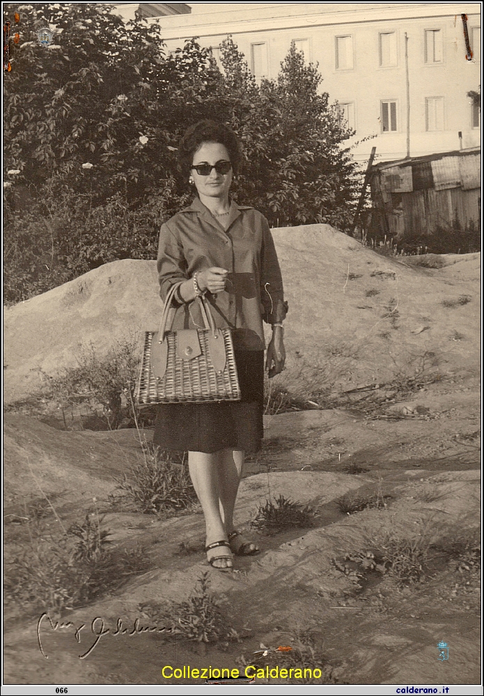 Teresa Maimone con la borsa sulla spiaggia.jpg