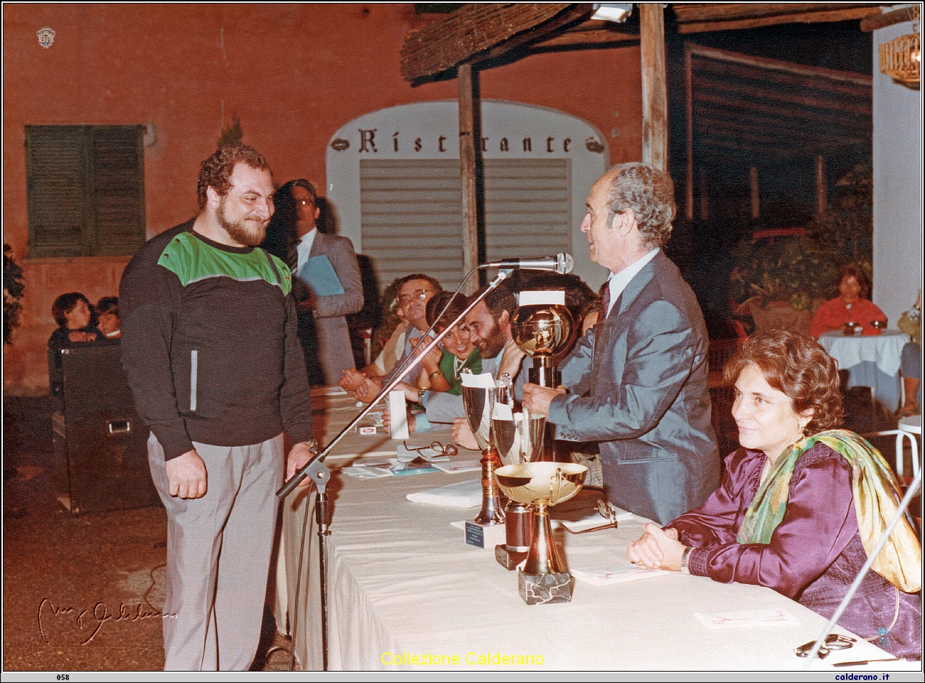 Biagio Vitolo Presidente della Giuria di Pittura Estemporanea premia Ferdinando Tasca - 1984.jpeg