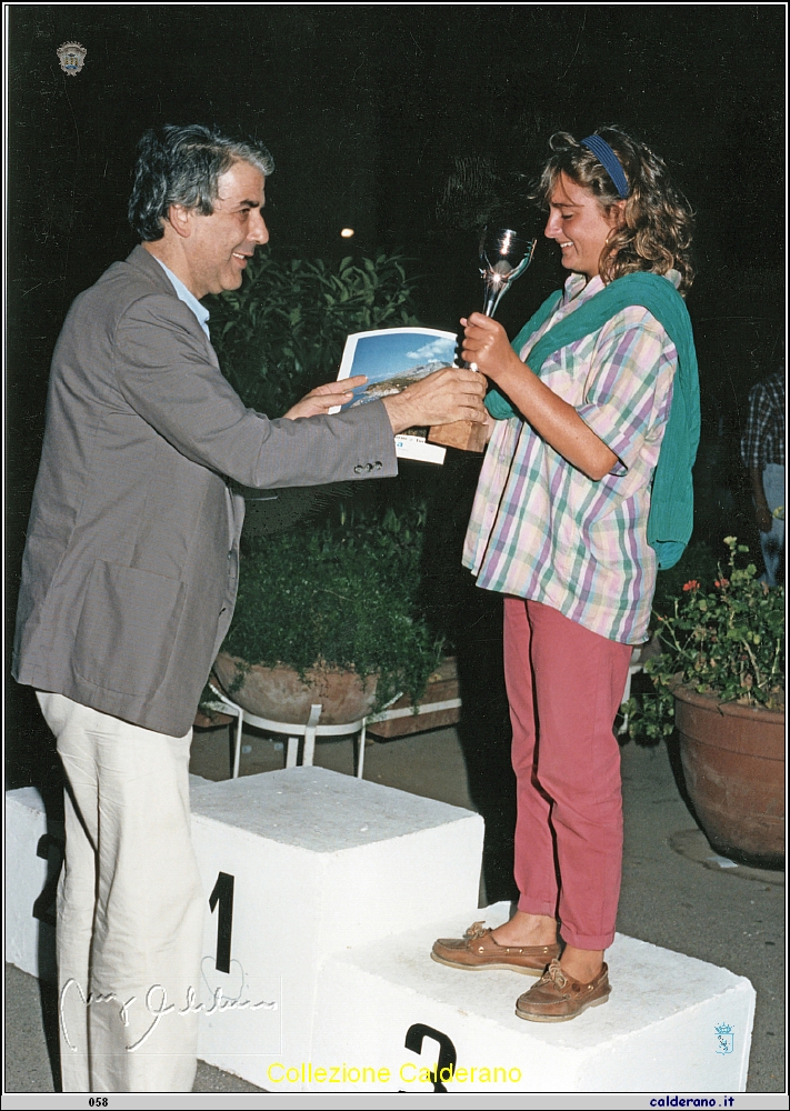 Il Sindaco Pietro Limongi premia 1986 11.jpeg