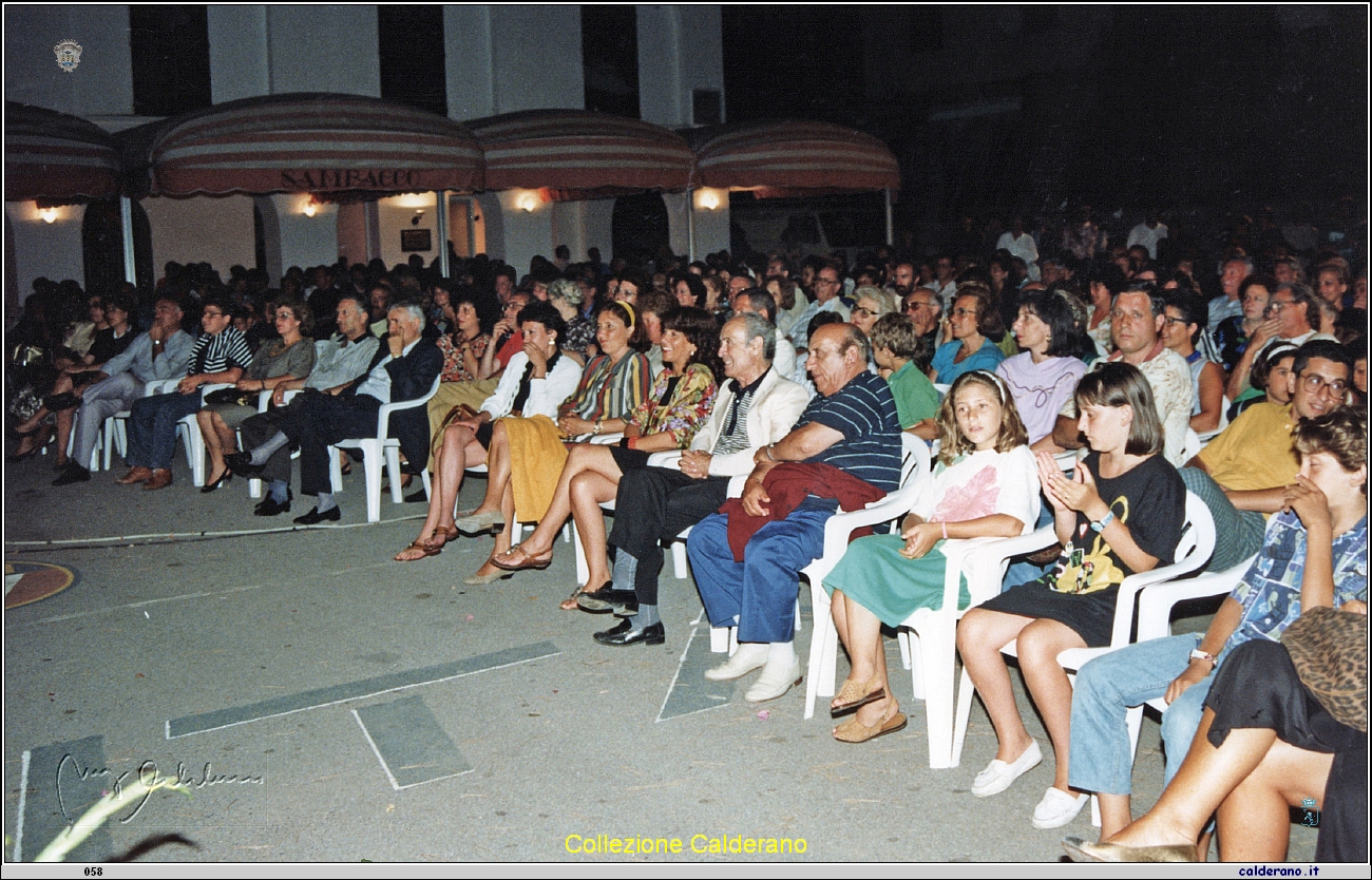 Il pubblico ad una manifestazione in piazza del Gesu' 1991.jpeg