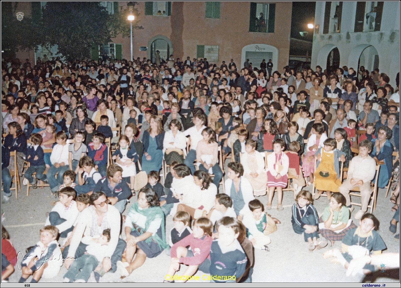 Il pubblico di una manifestazione a Piazza del Gesu' - 1979.jpeg