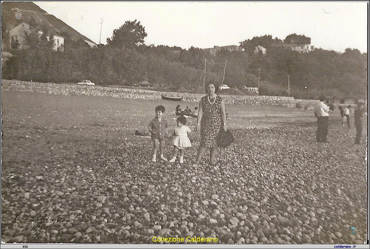 La Signora Crispo con i figli sulla spiaggia di Fiumicello - 16-08-1966.jpg